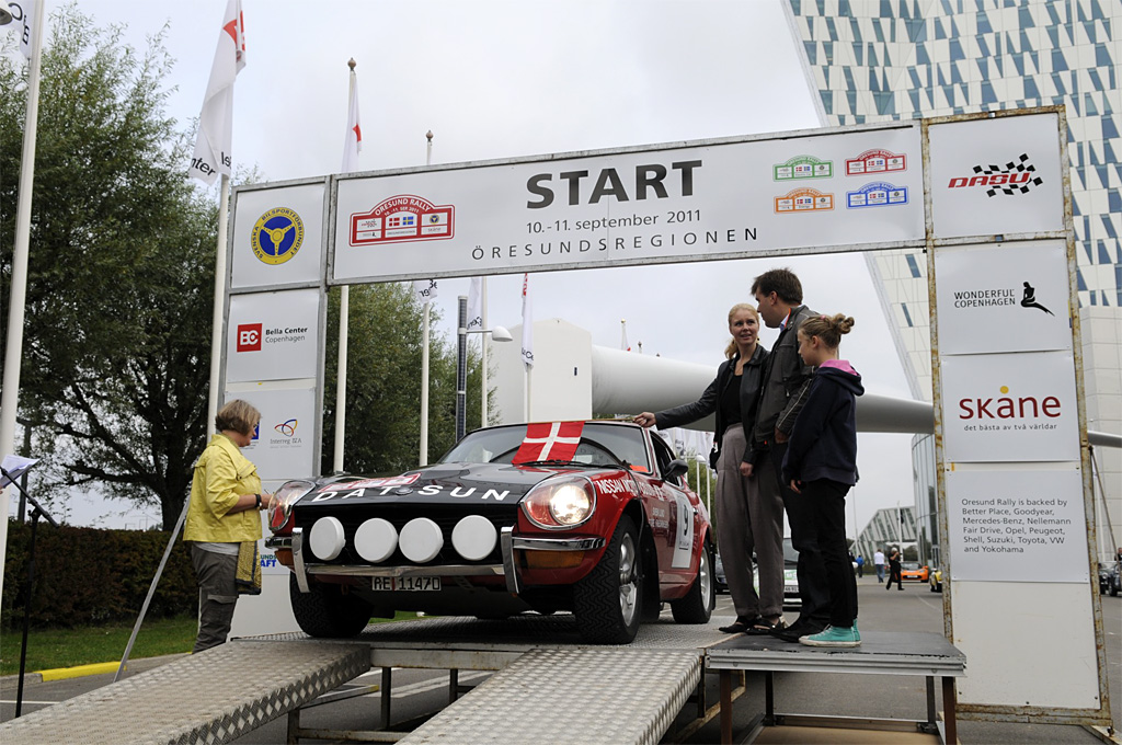 Svein Lund og Tore Fredriksen starter deres Datsun 240Z ud fra Bella Center på første udgaven af Oresund Rally i 2011